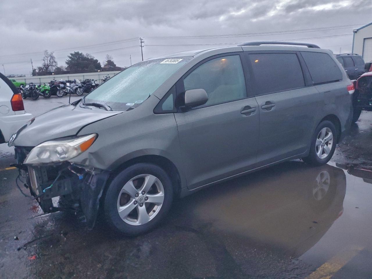 2011 TOYOTA SIENNA