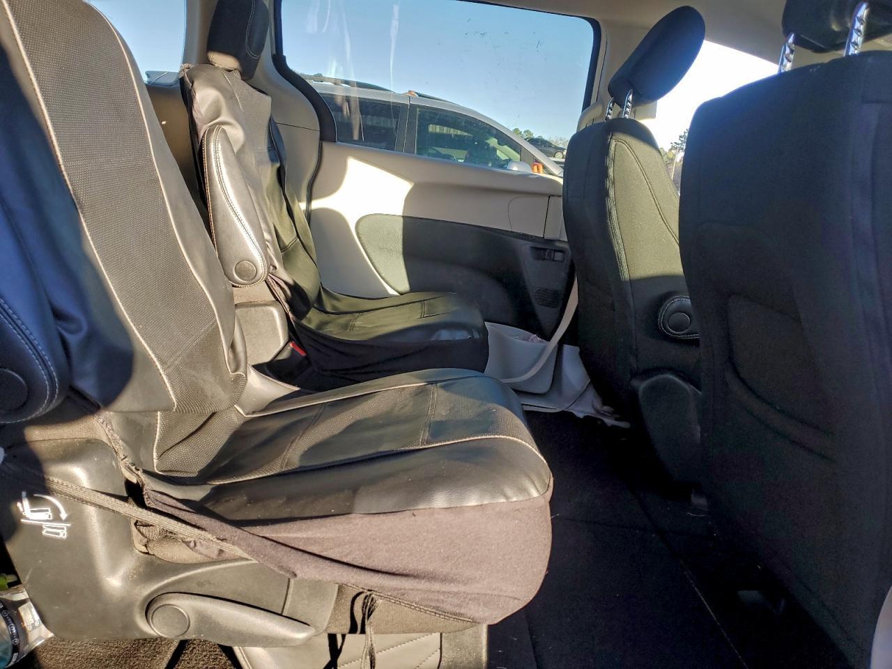 2022 CHRYSLER Voyager