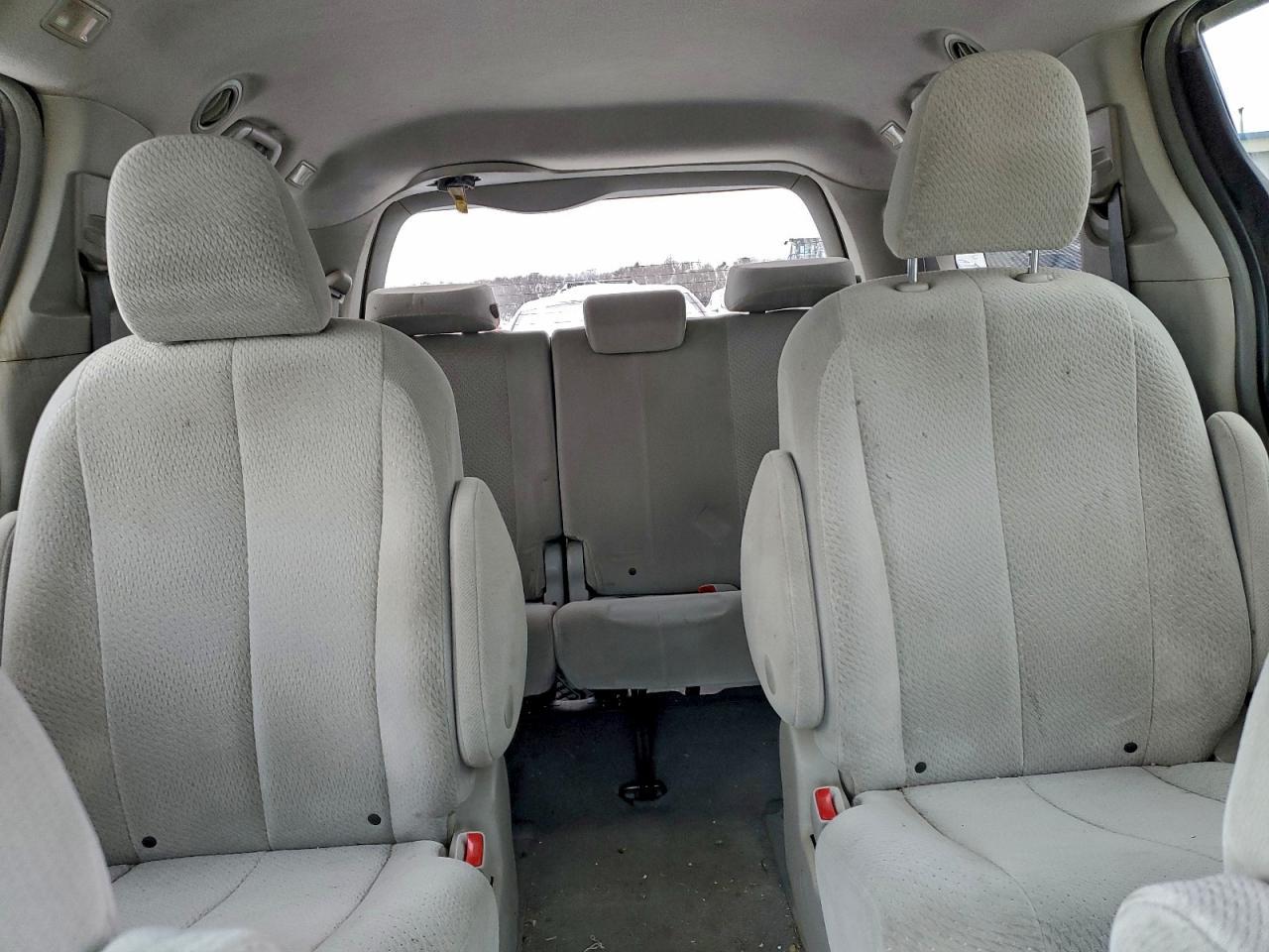 2011 TOYOTA SIENNA