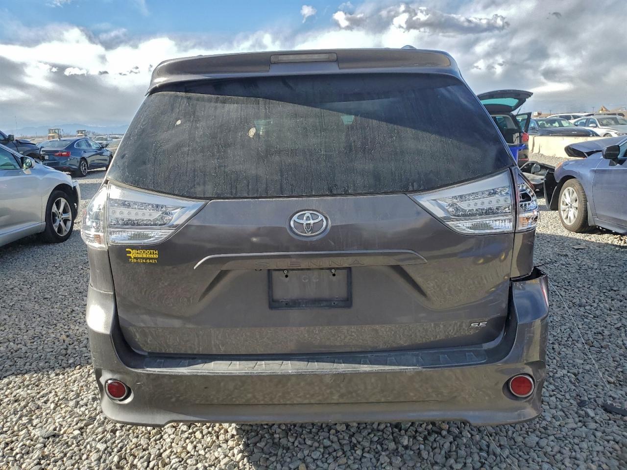 2011 TOYOTA SIENNA
