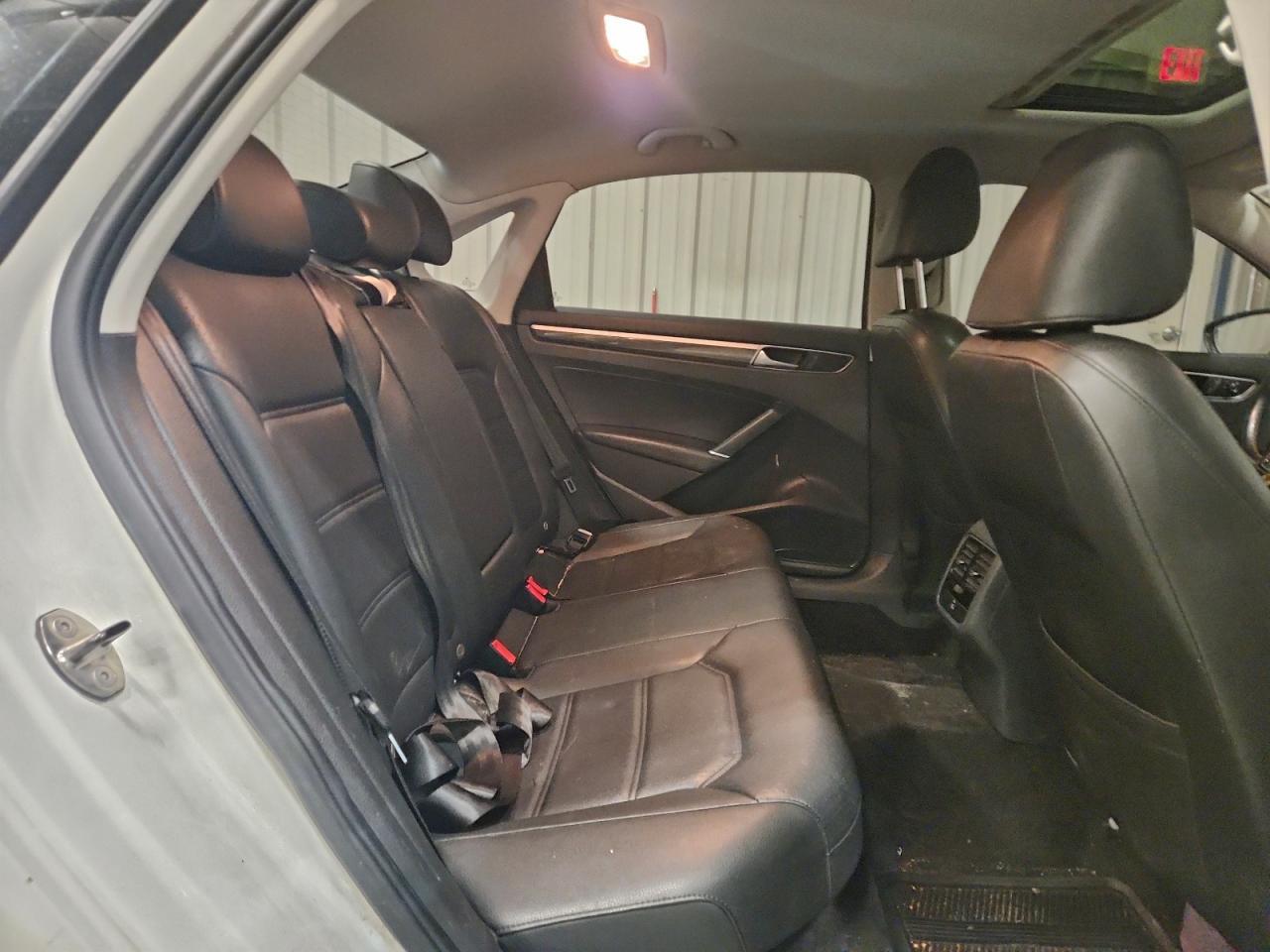 2016 VOLKSWAGEN Passat