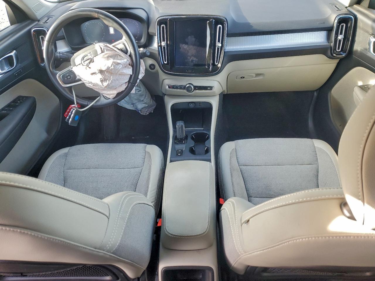 2020 VOLVO XC40