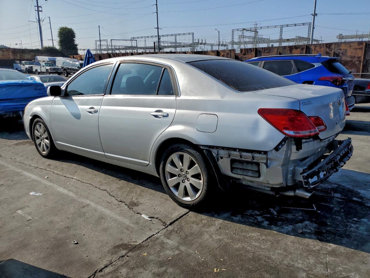 2005 TOYOTA Avalon