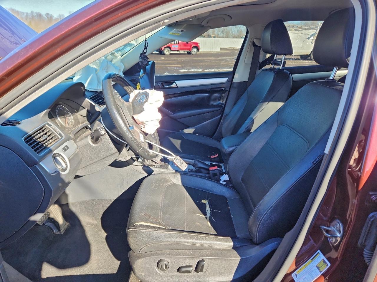 2012 VOLKSWAGEN Passat