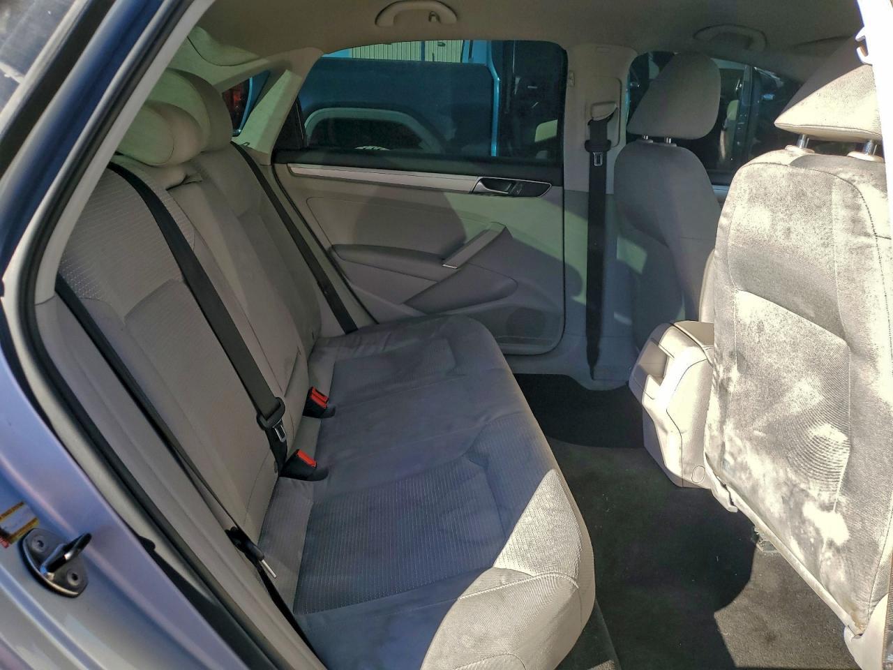 2017 VOLKSWAGEN Passat