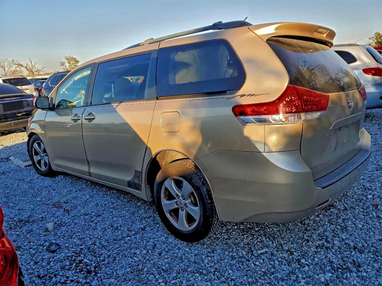 2011 TOYOTA SIENNA