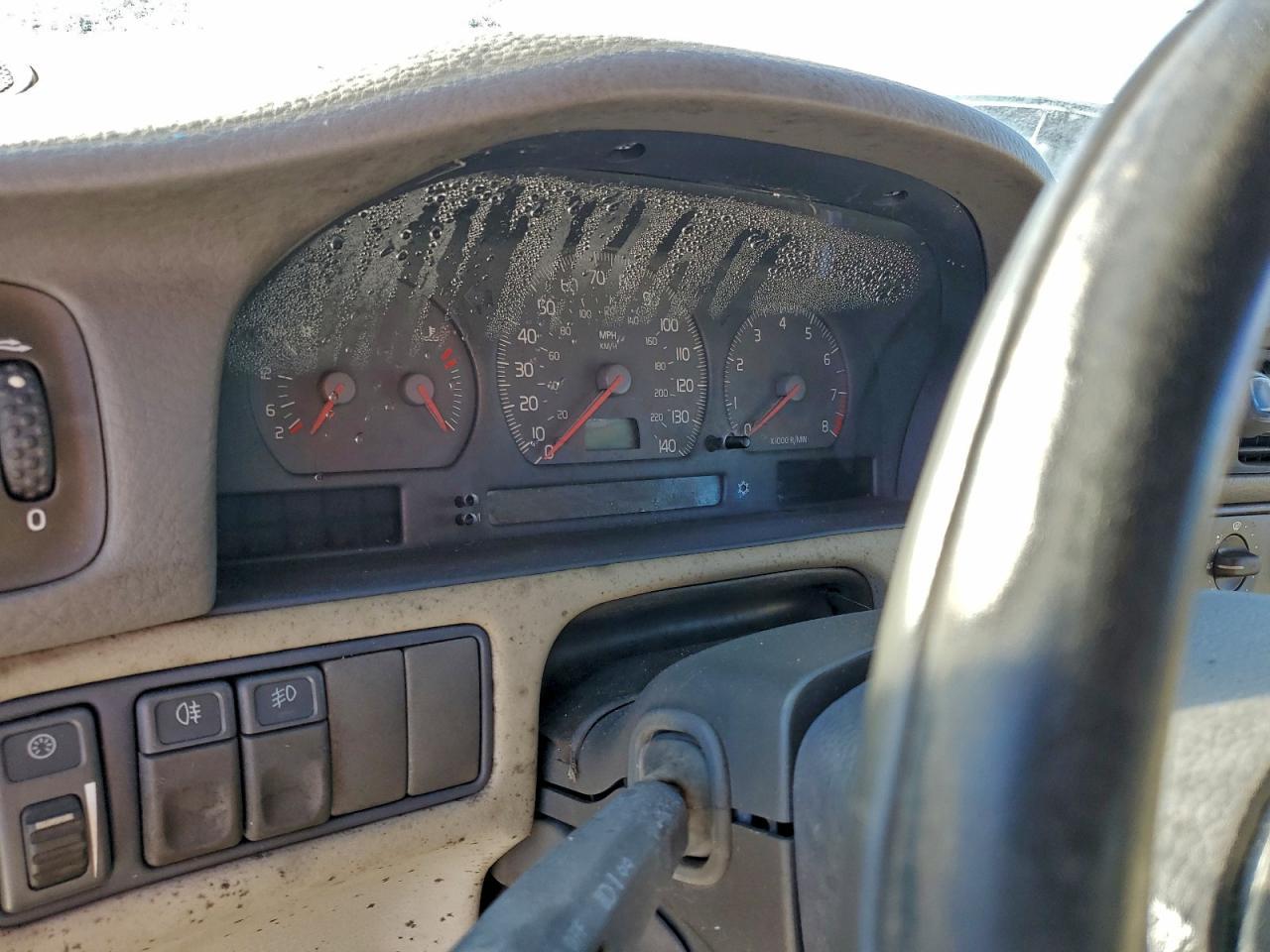 2004 VOLVO C70