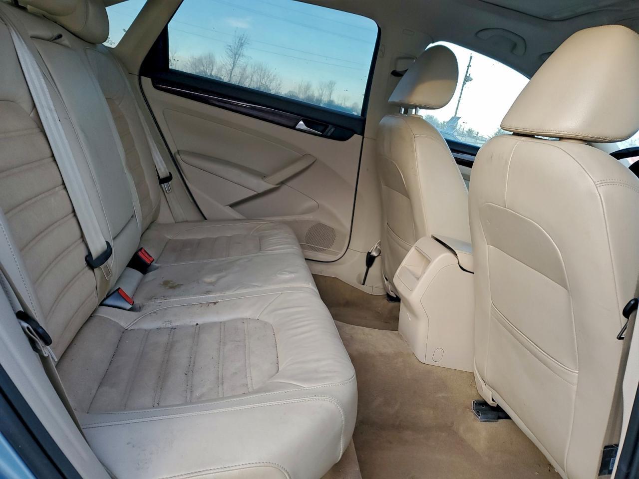 2012 VOLKSWAGEN Passat
