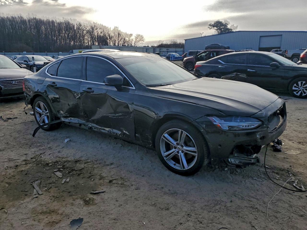 2017 VOLVO S90