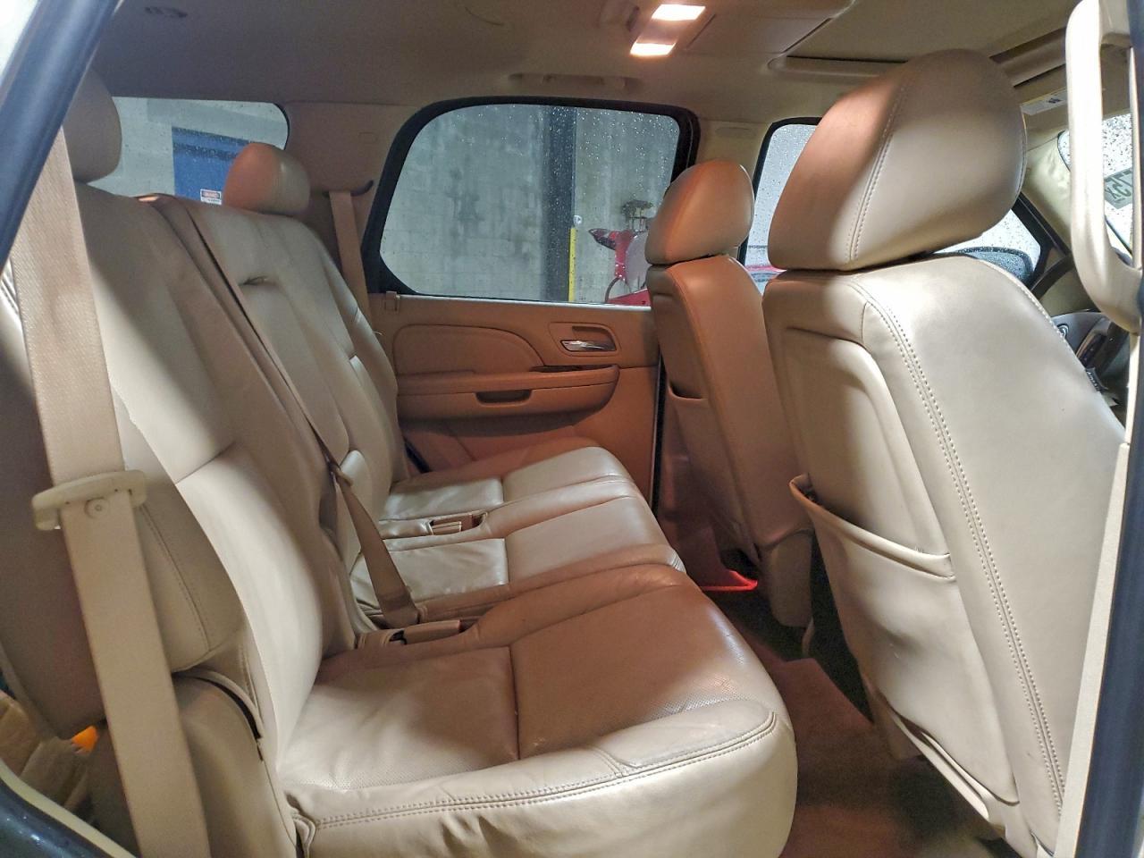 2010 CADILLAC ESCALADE
