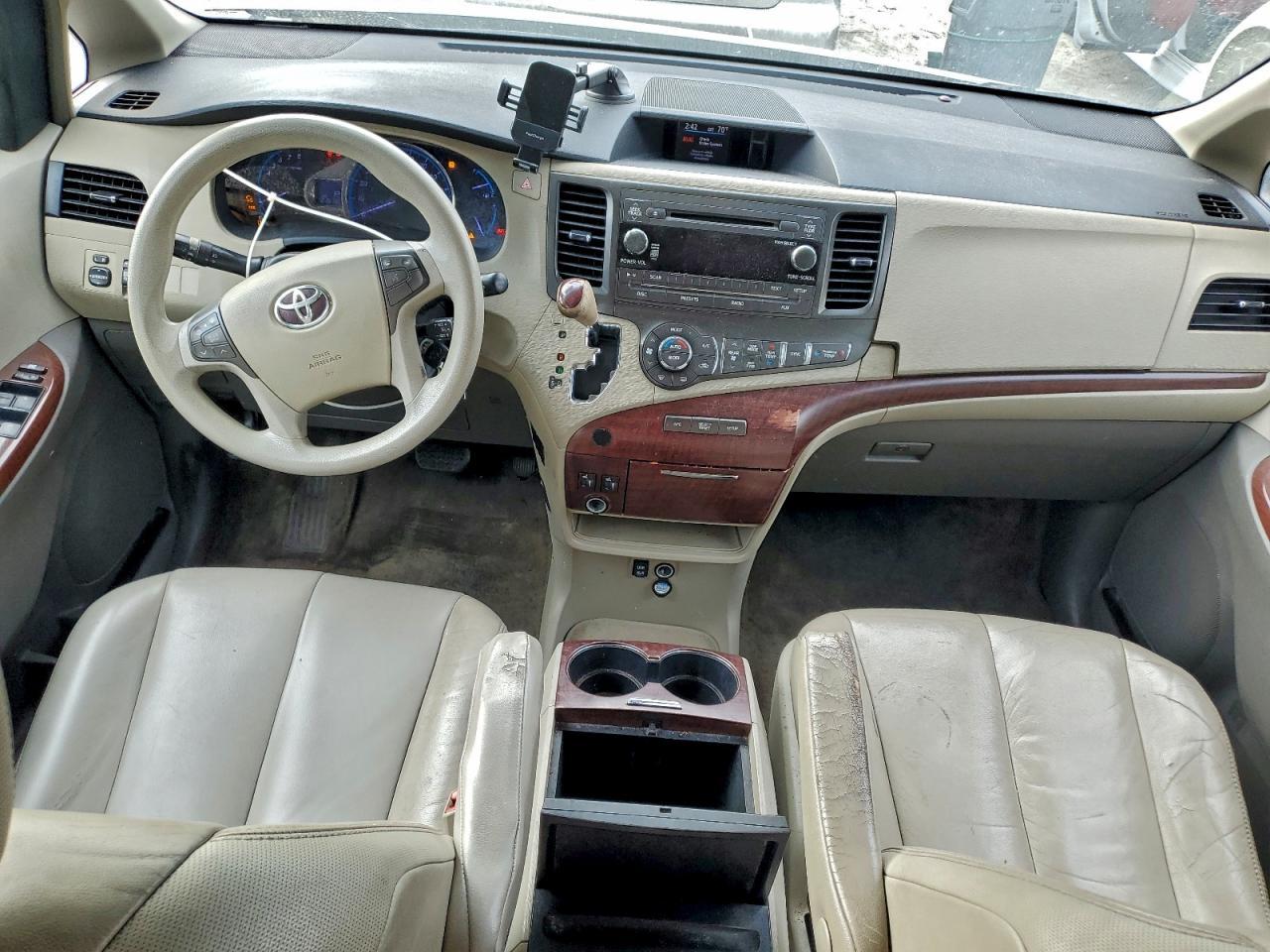 2011 TOYOTA SIENNA