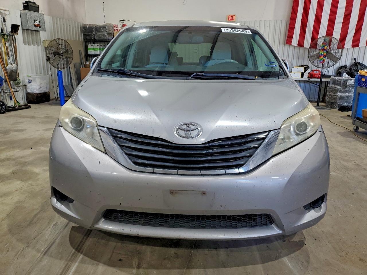 2011 TOYOTA SIENNA