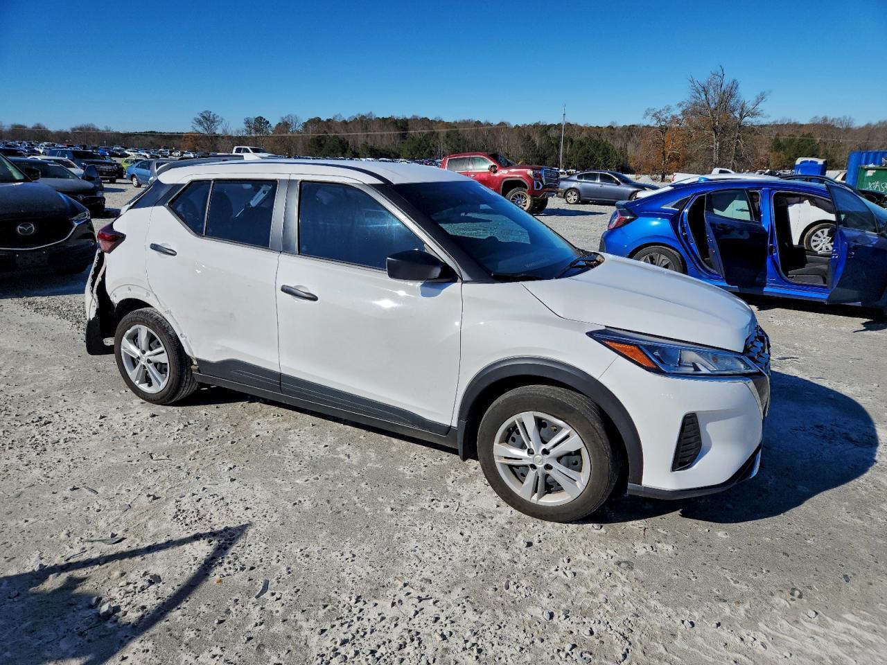 2024 NISSAN KICKS