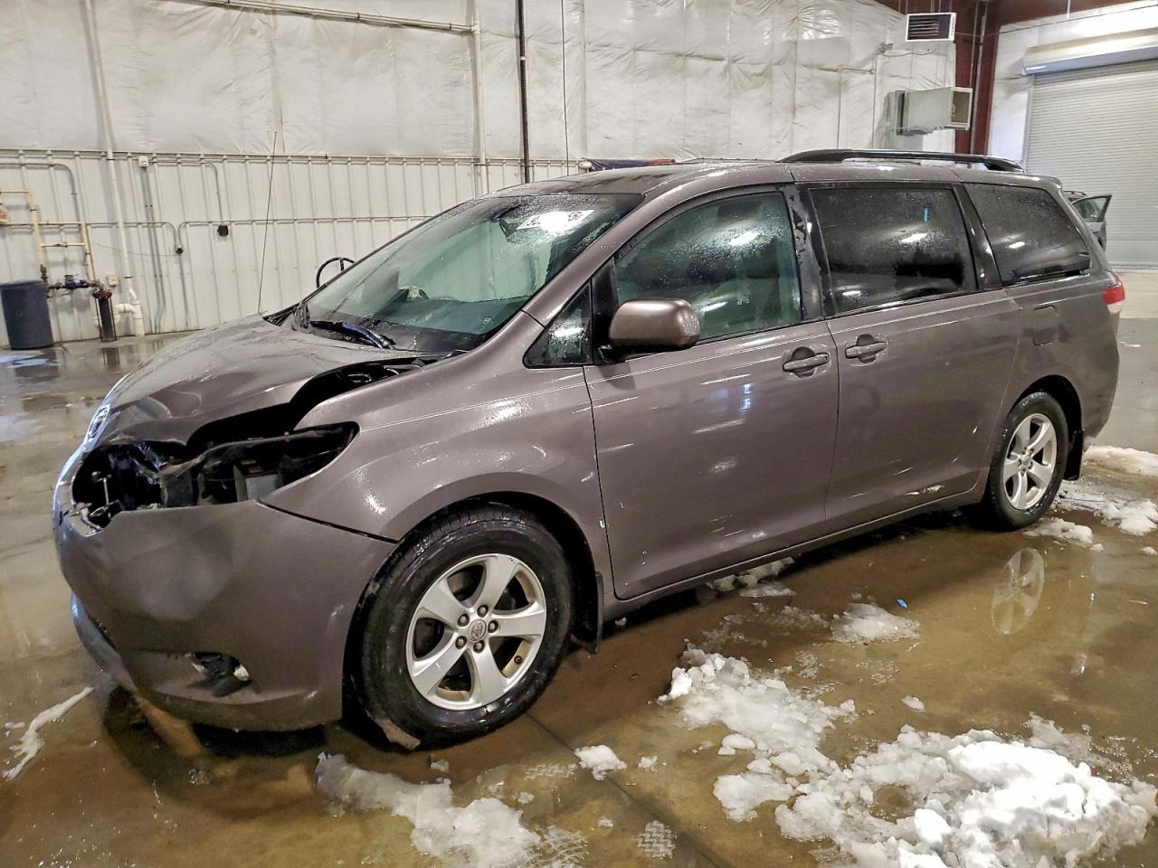 2013 TOYOTA SIENNA