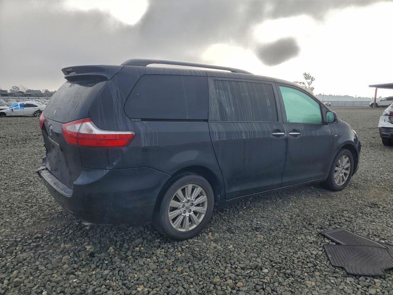 2017 TOYOTA SIENNA