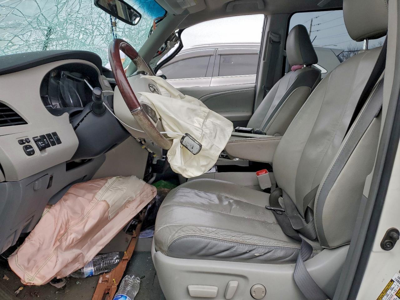 2011 TOYOTA SIENNA
