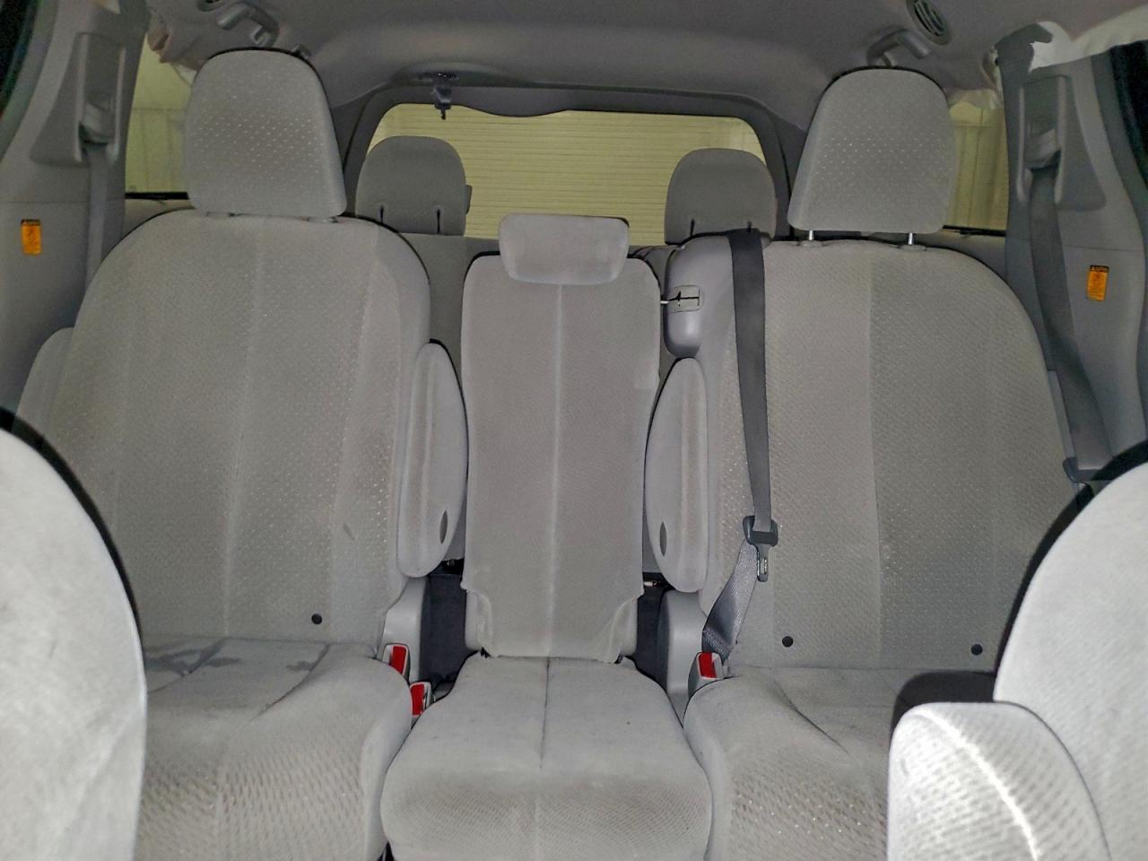2011 TOYOTA SIENNA