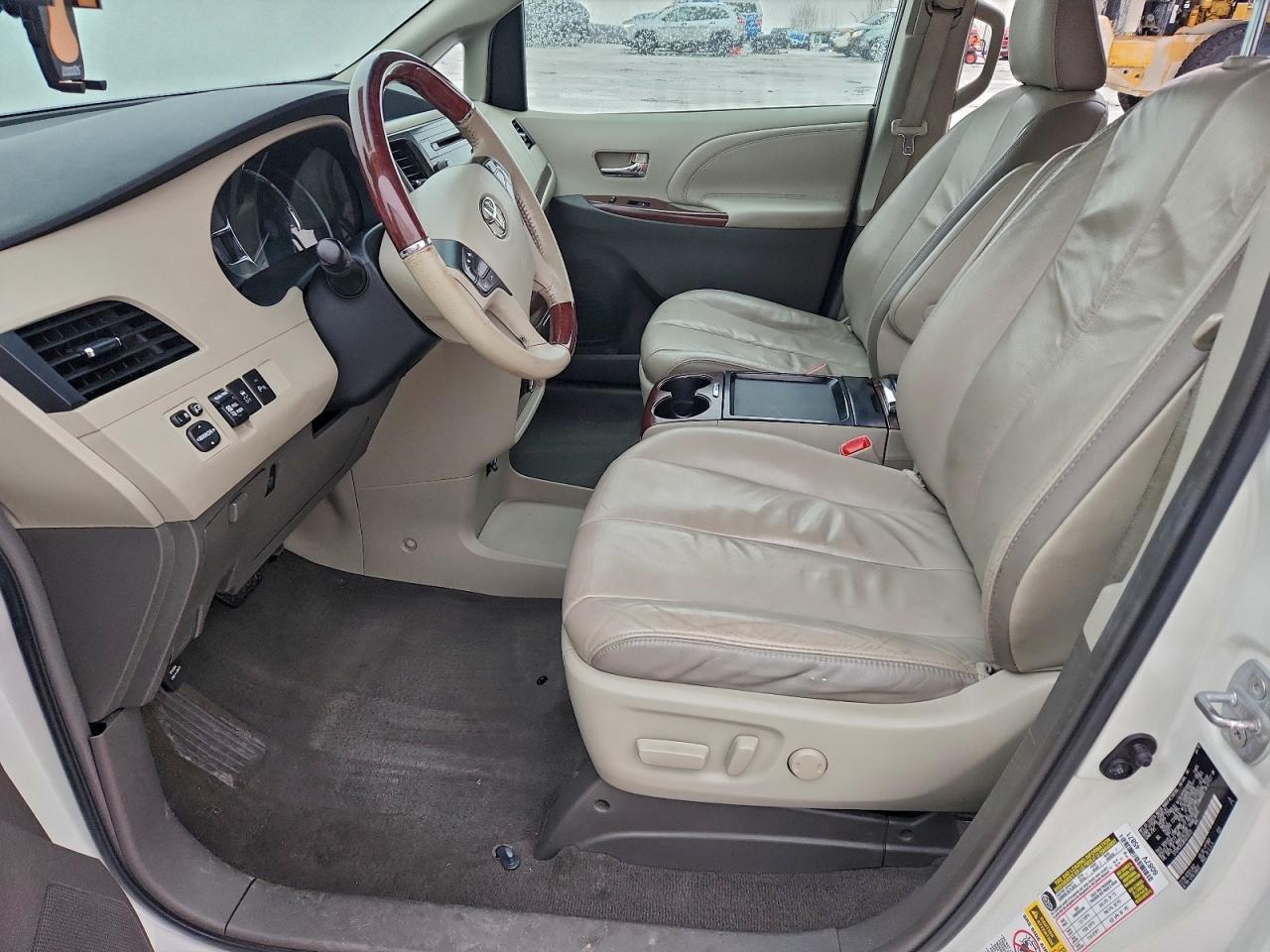 2011 TOYOTA SIENNA
