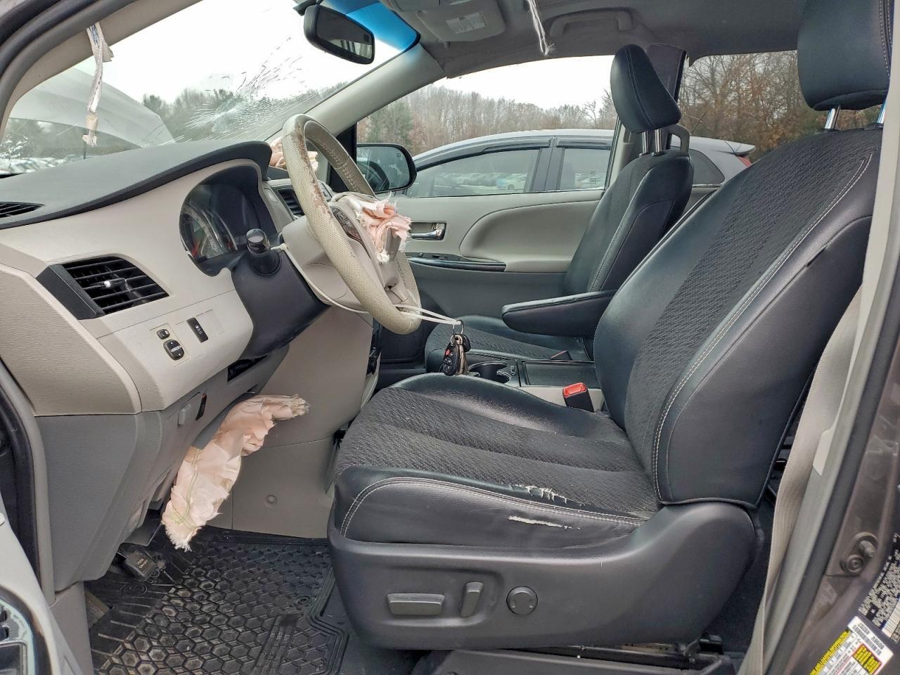 2012 TOYOTA SIENNA