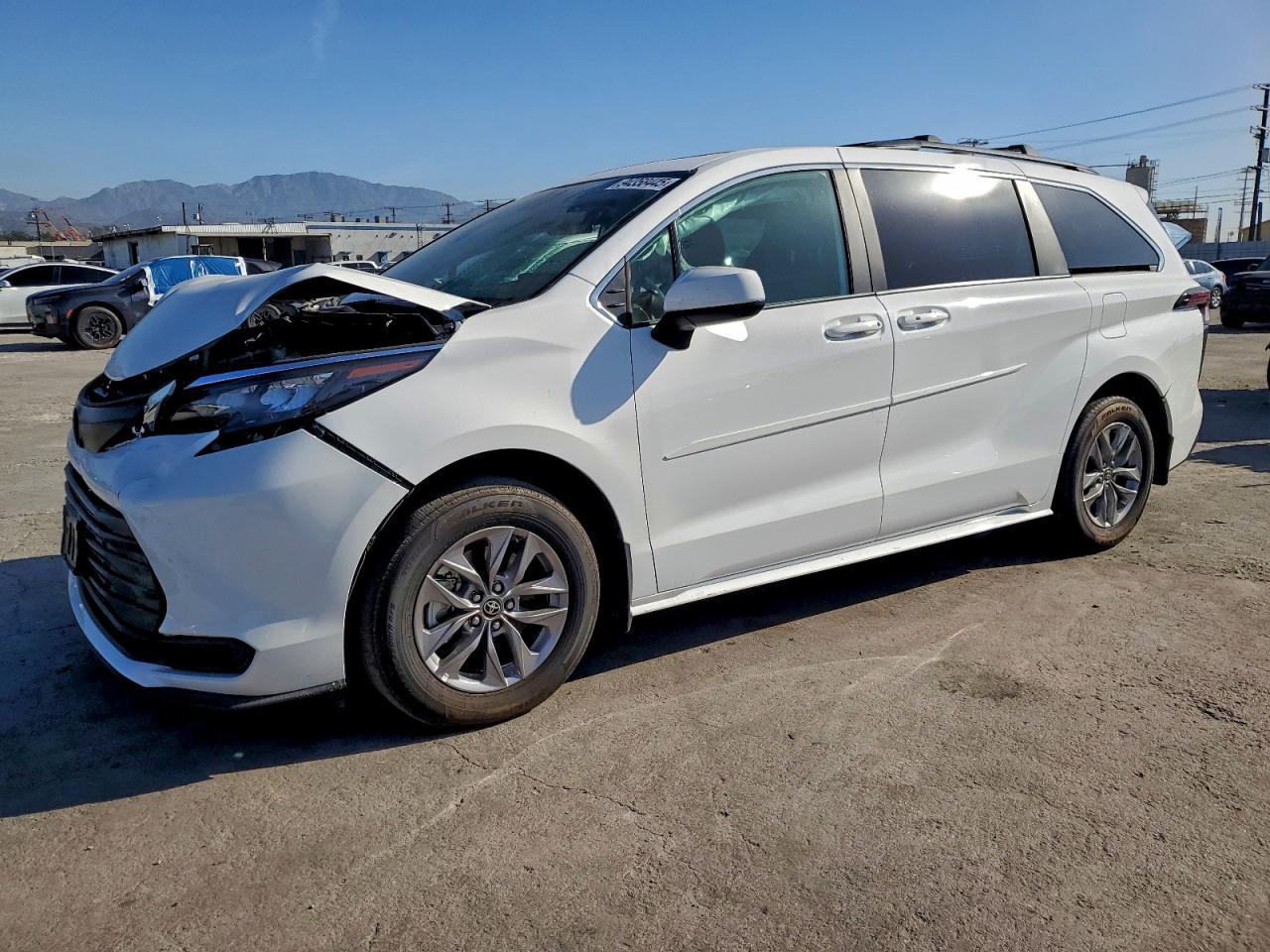 2025 TOYOTA SIENNA
