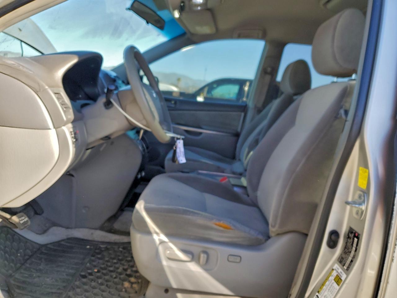 2010 TOYOTA SIENNA
