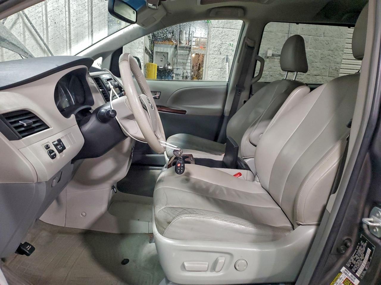 2013 TOYOTA SIENNA