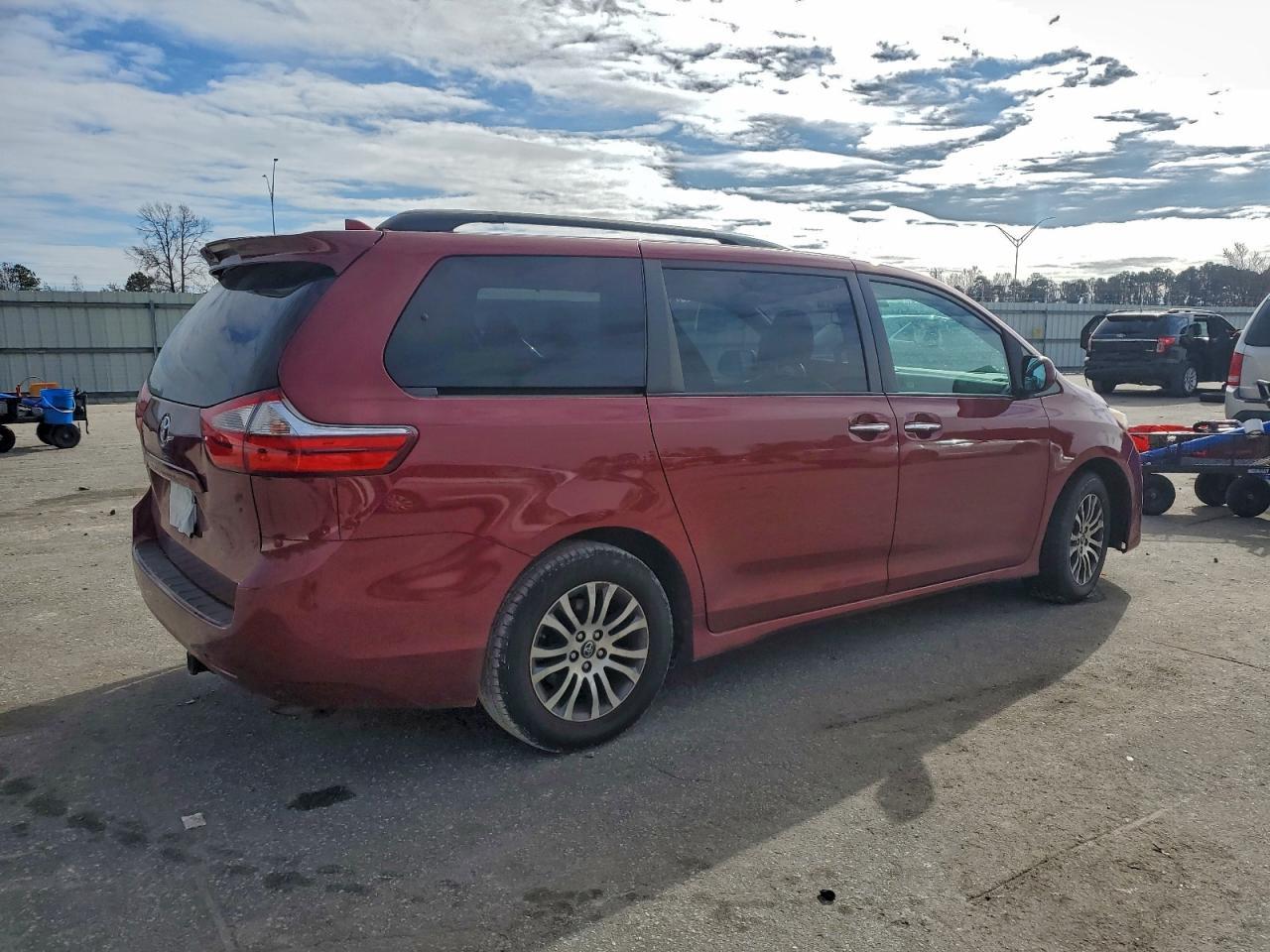 2018 TOYOTA SIENNA