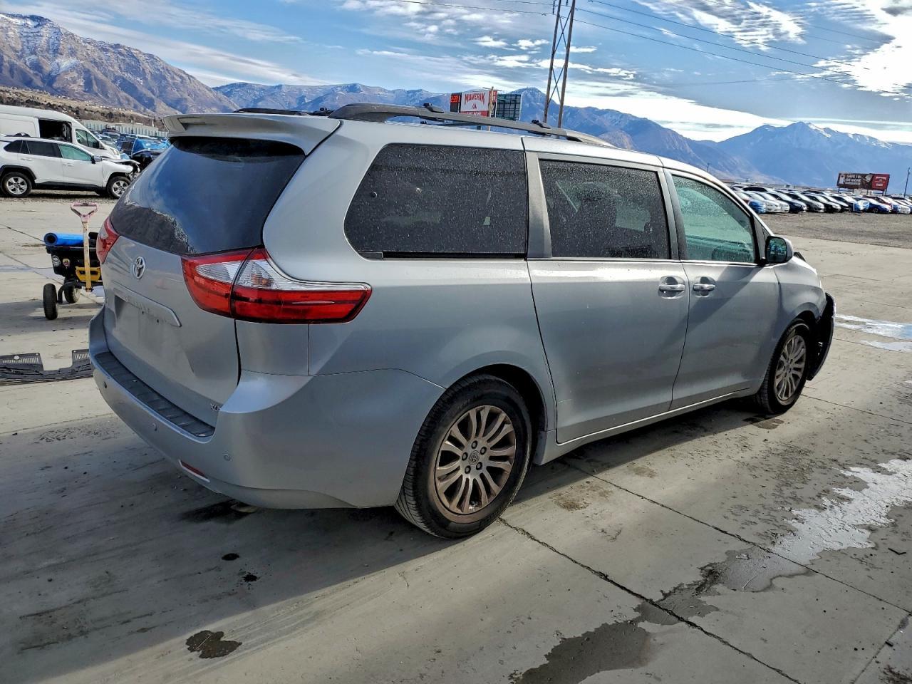 2015 TOYOTA SIENNA