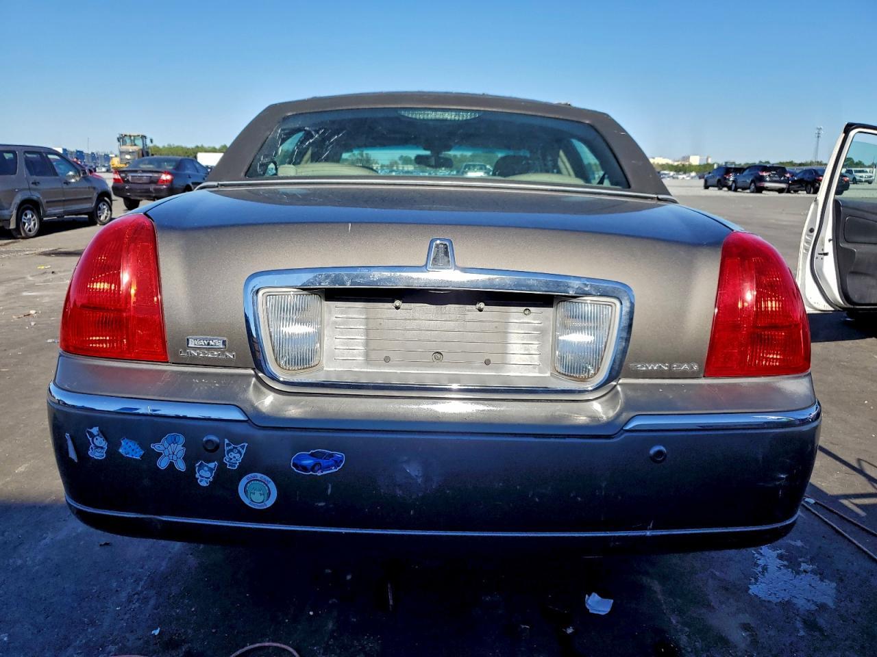2004 LINCOLN Town Car