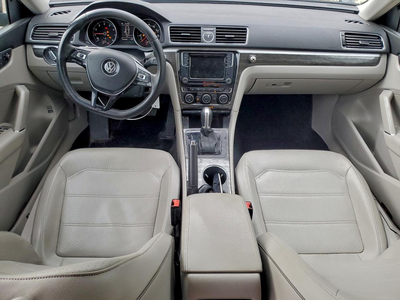 2016 VOLKSWAGEN Passat
