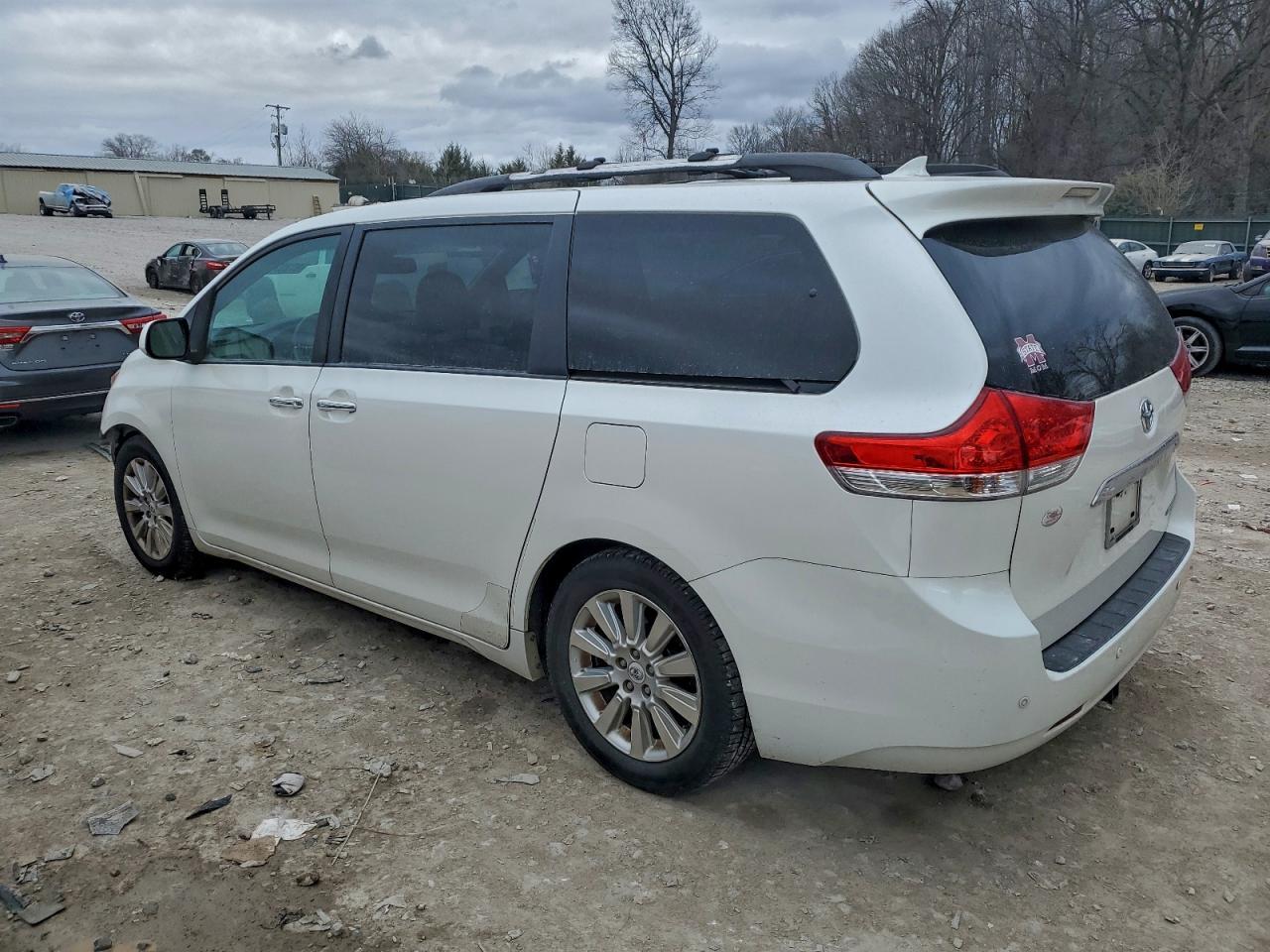 2011 TOYOTA SIENNA