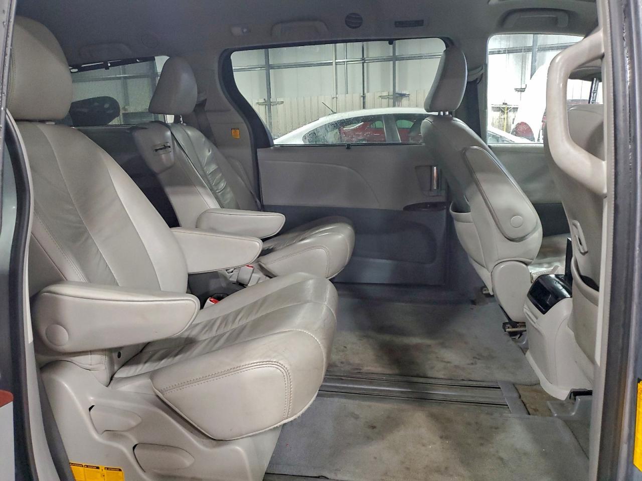 2012 TOYOTA SIENNA