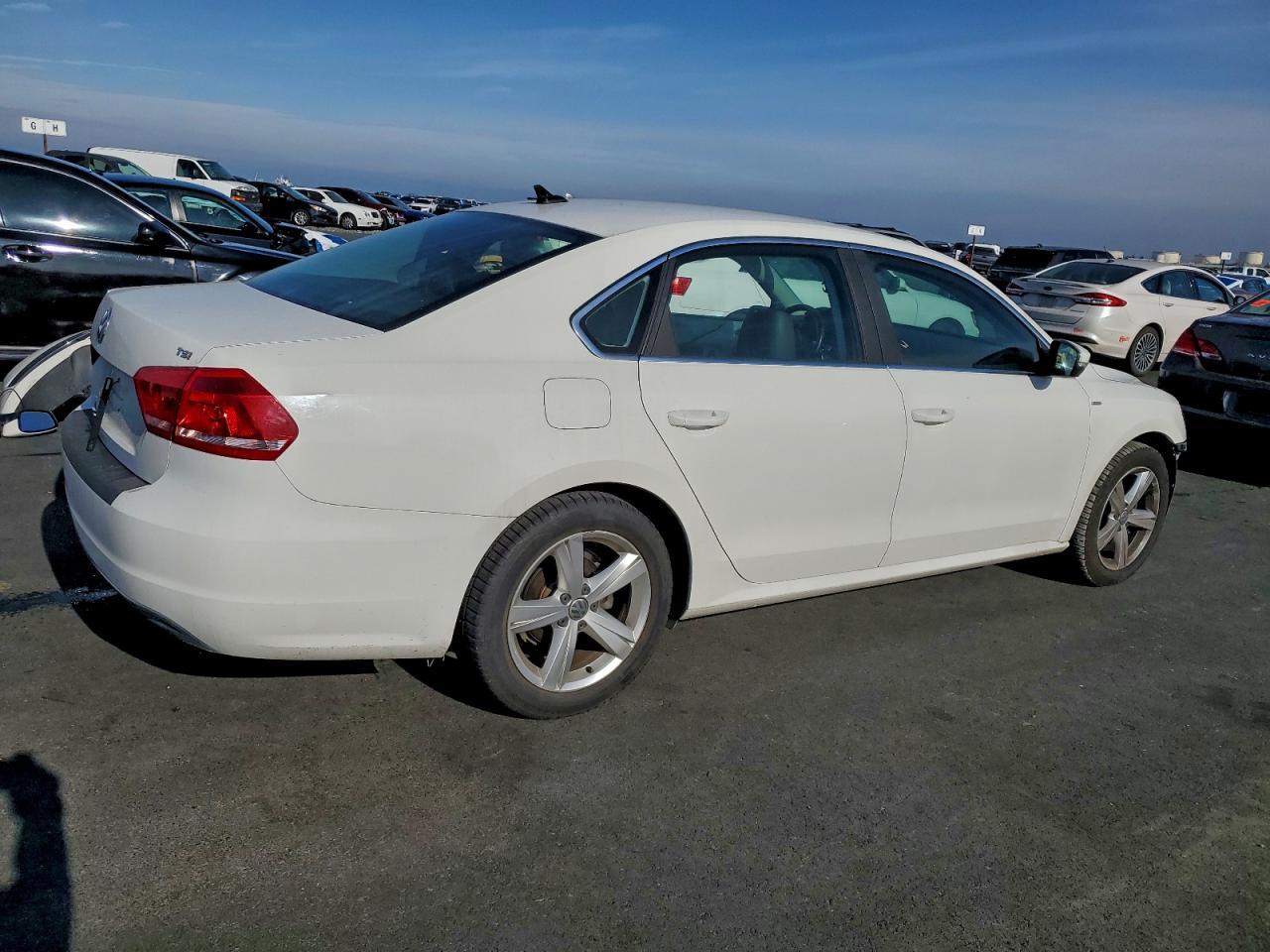 2014 VOLKSWAGEN Passat