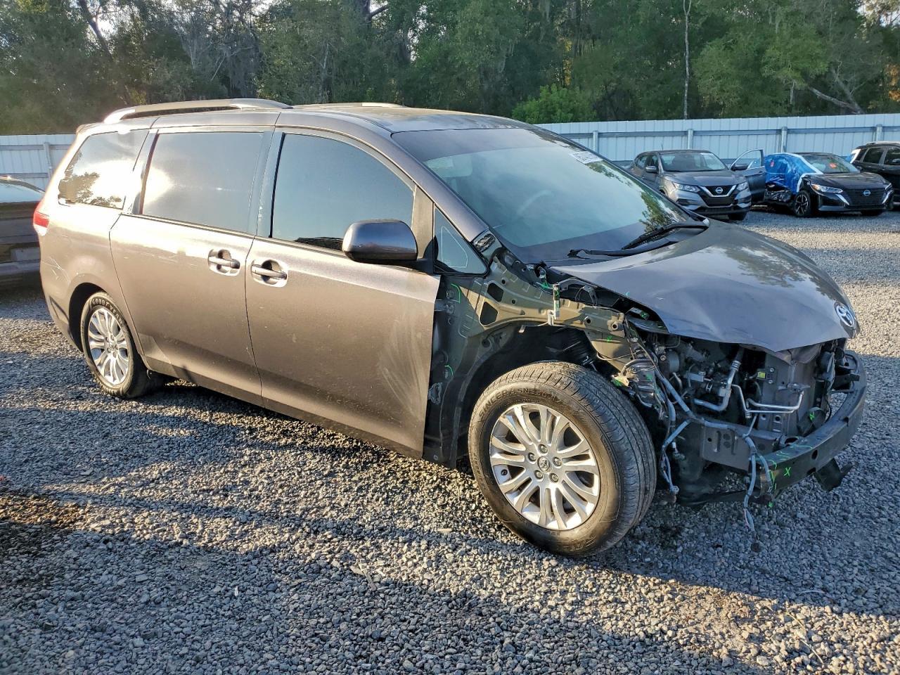 2013 TOYOTA SIENNA