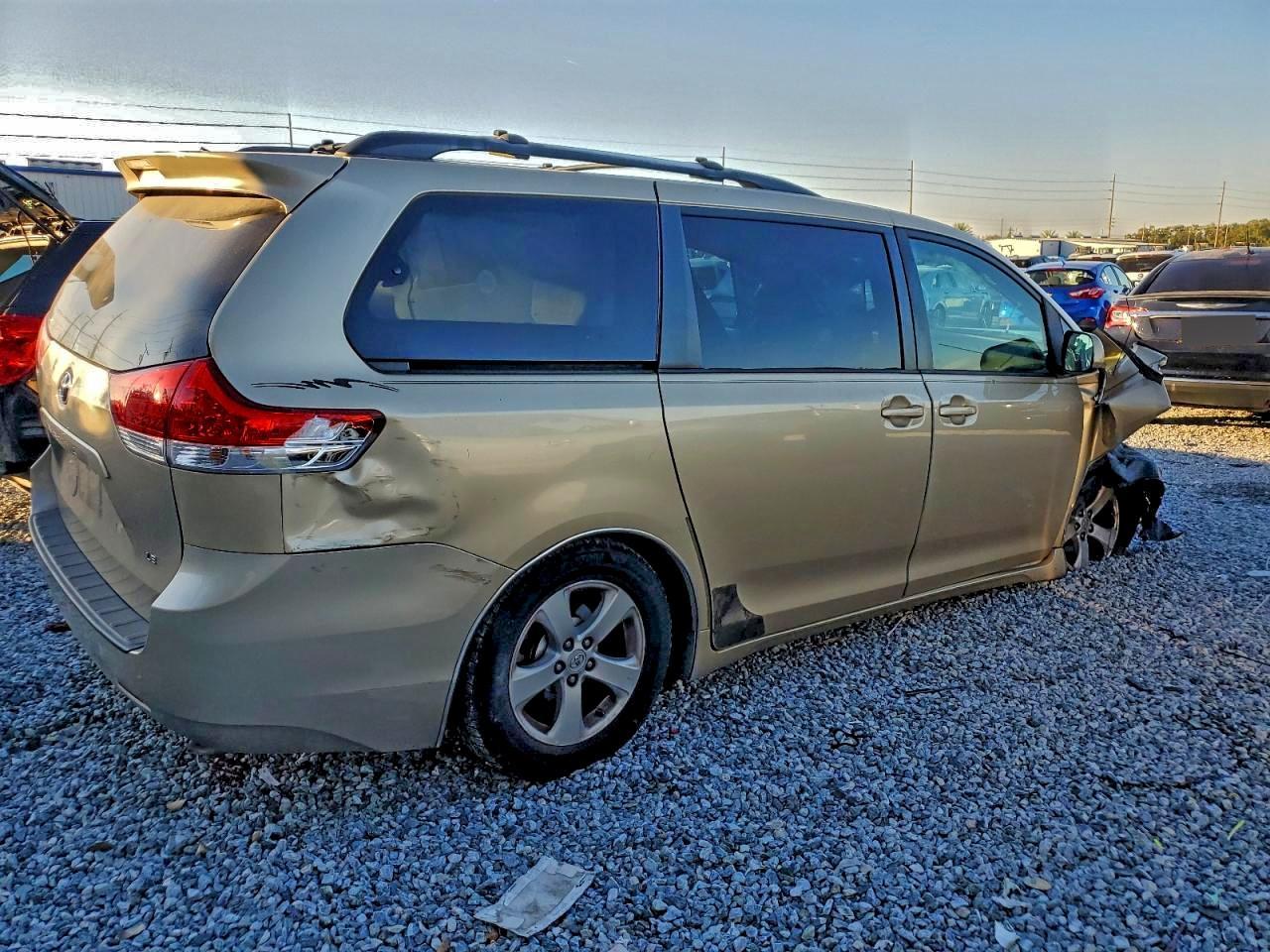 2011 TOYOTA SIENNA