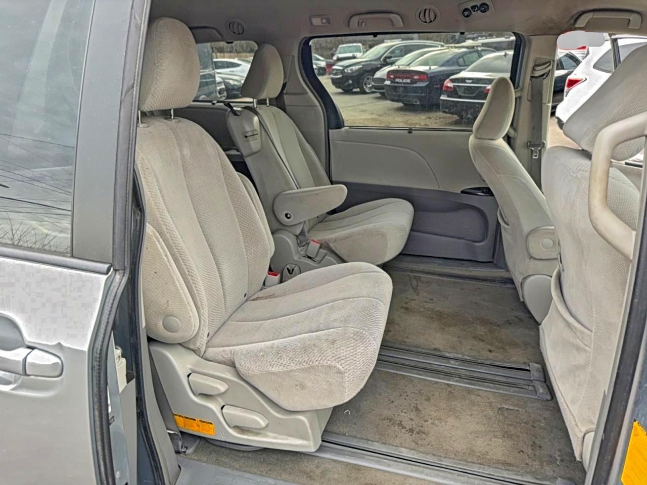 2011 TOYOTA SIENNA
