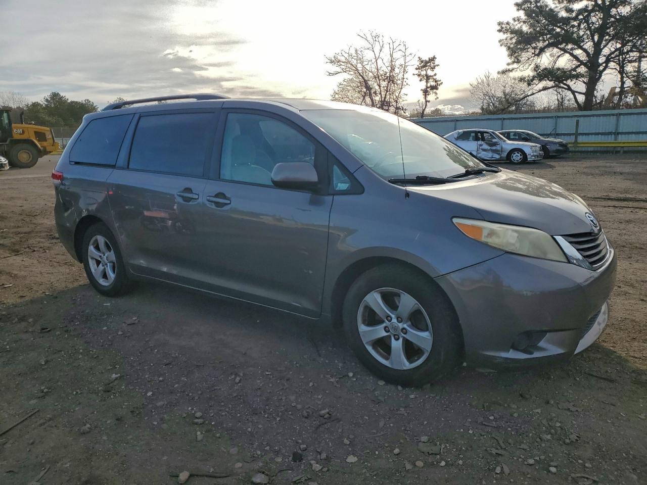 2011 TOYOTA SIENNA