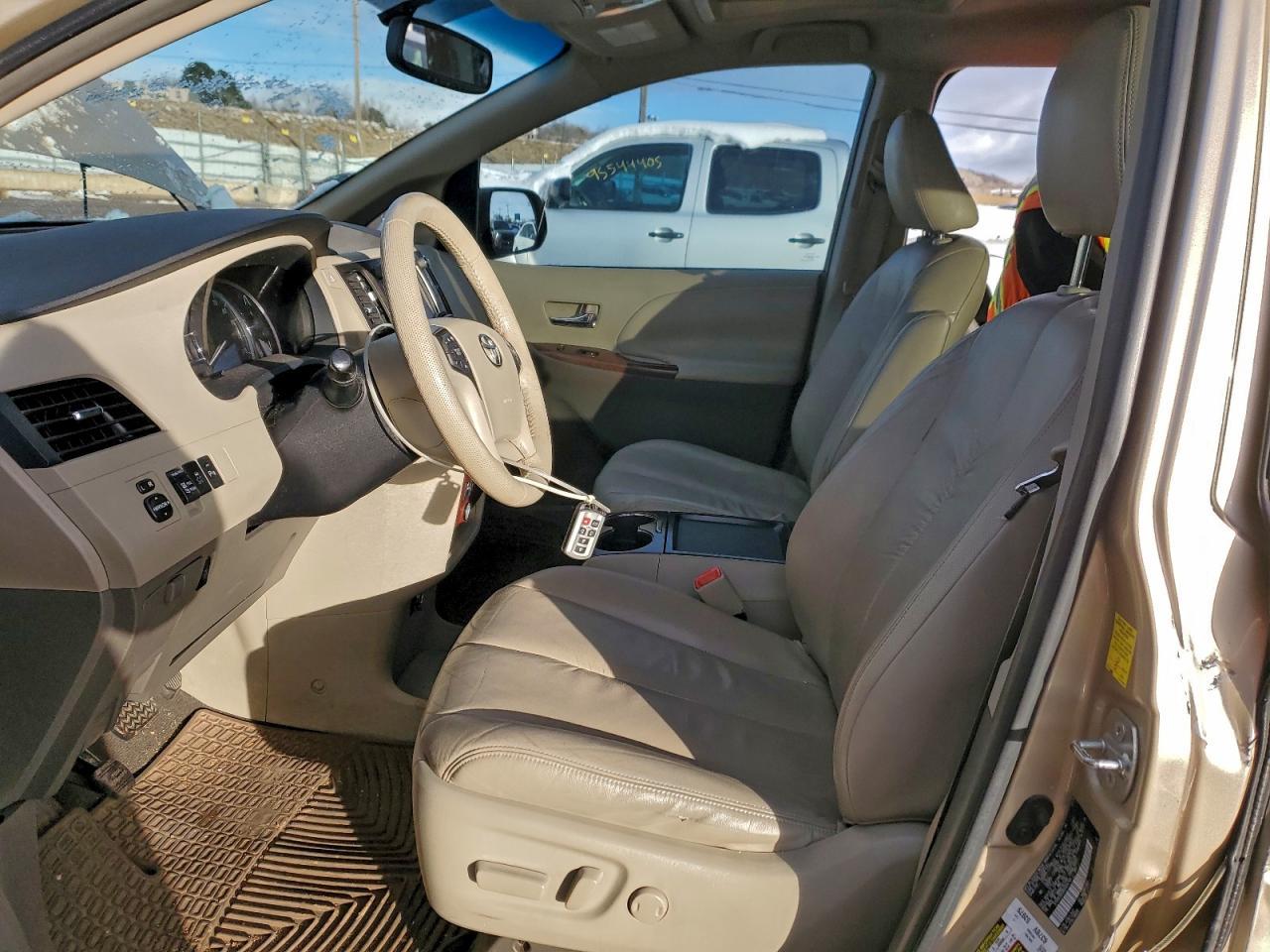 2011 TOYOTA SIENNA