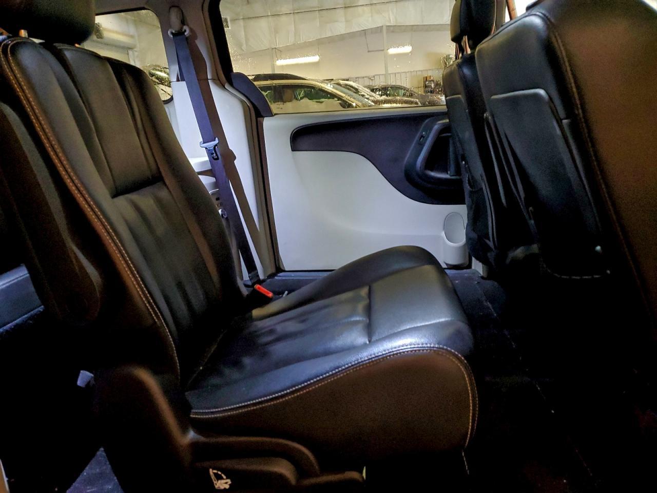 2016 CHRYSLER Town & Country