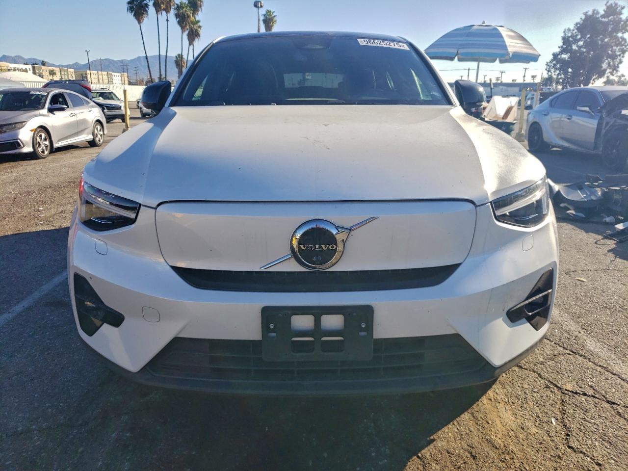 2023 VOLVO C40