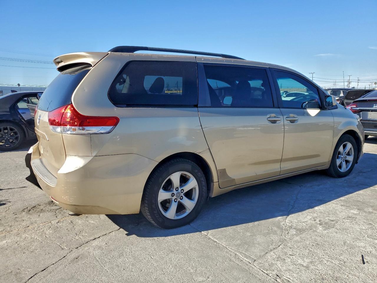 2011 TOYOTA SIENNA