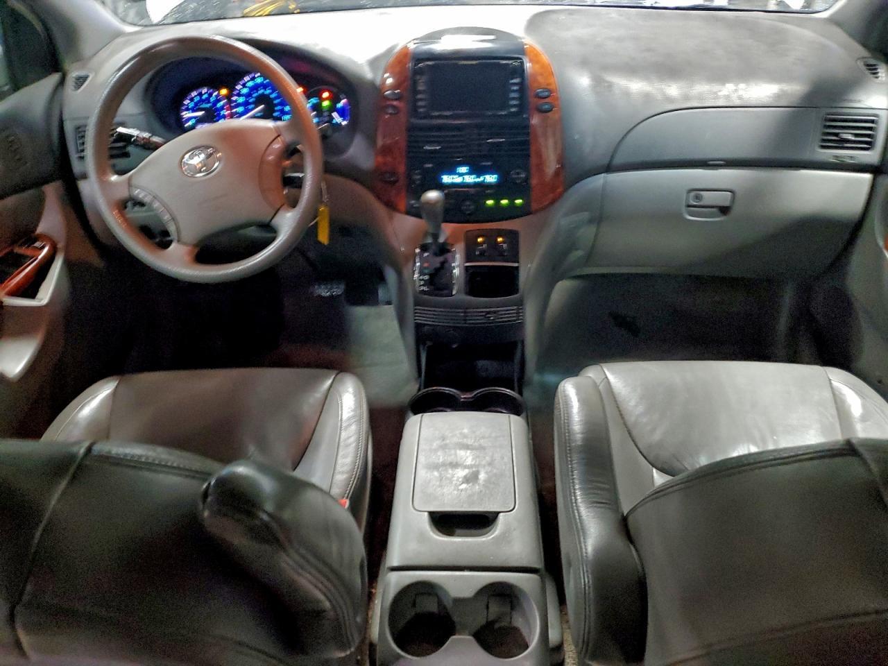 2010 TOYOTA SIENNA