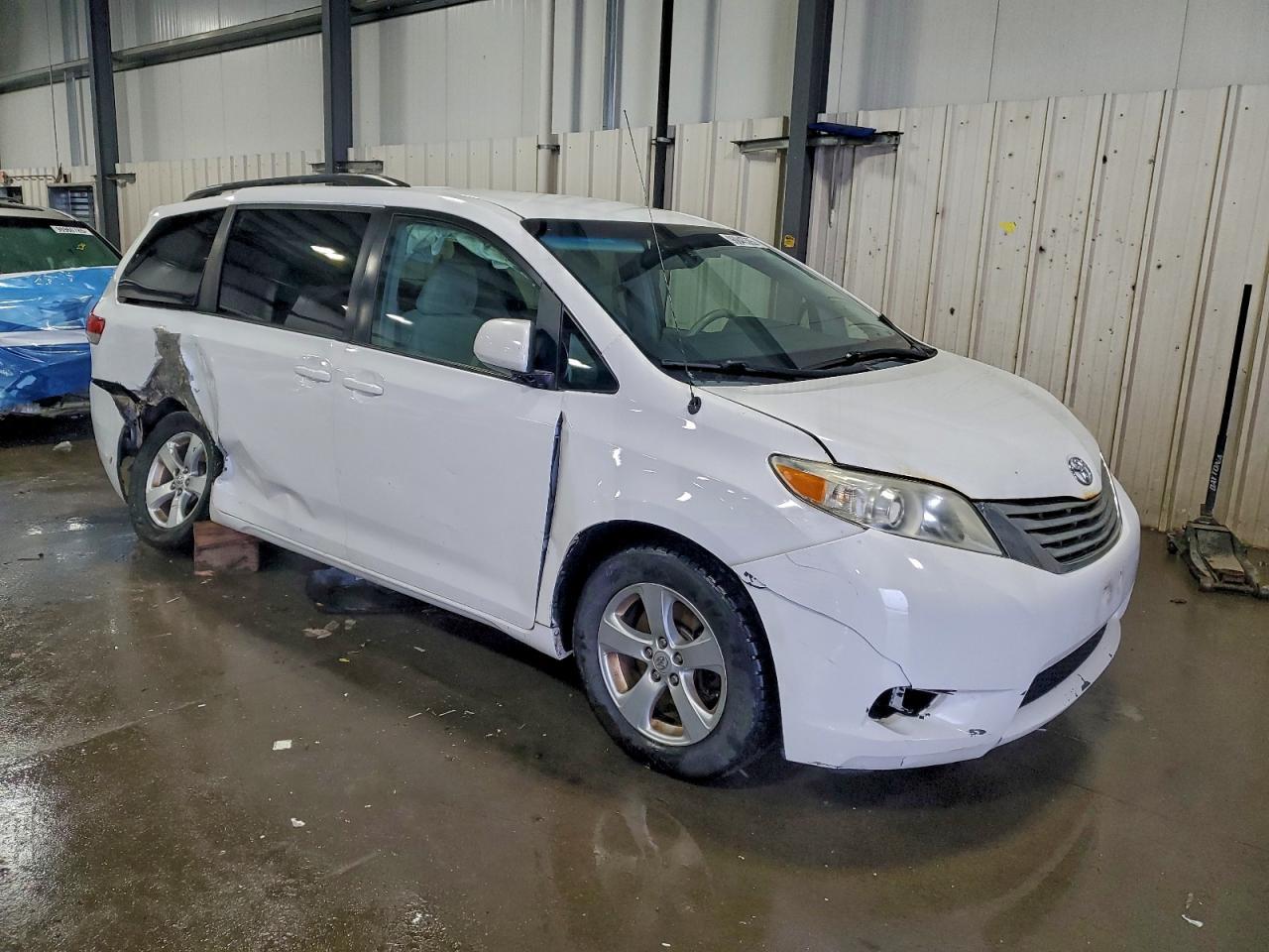 2014 TOYOTA SIENNA