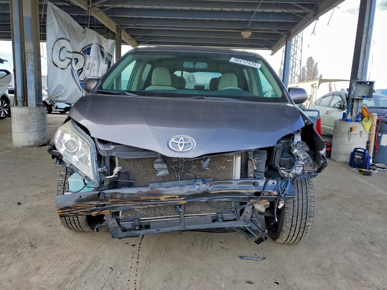 2013 TOYOTA SIENNA