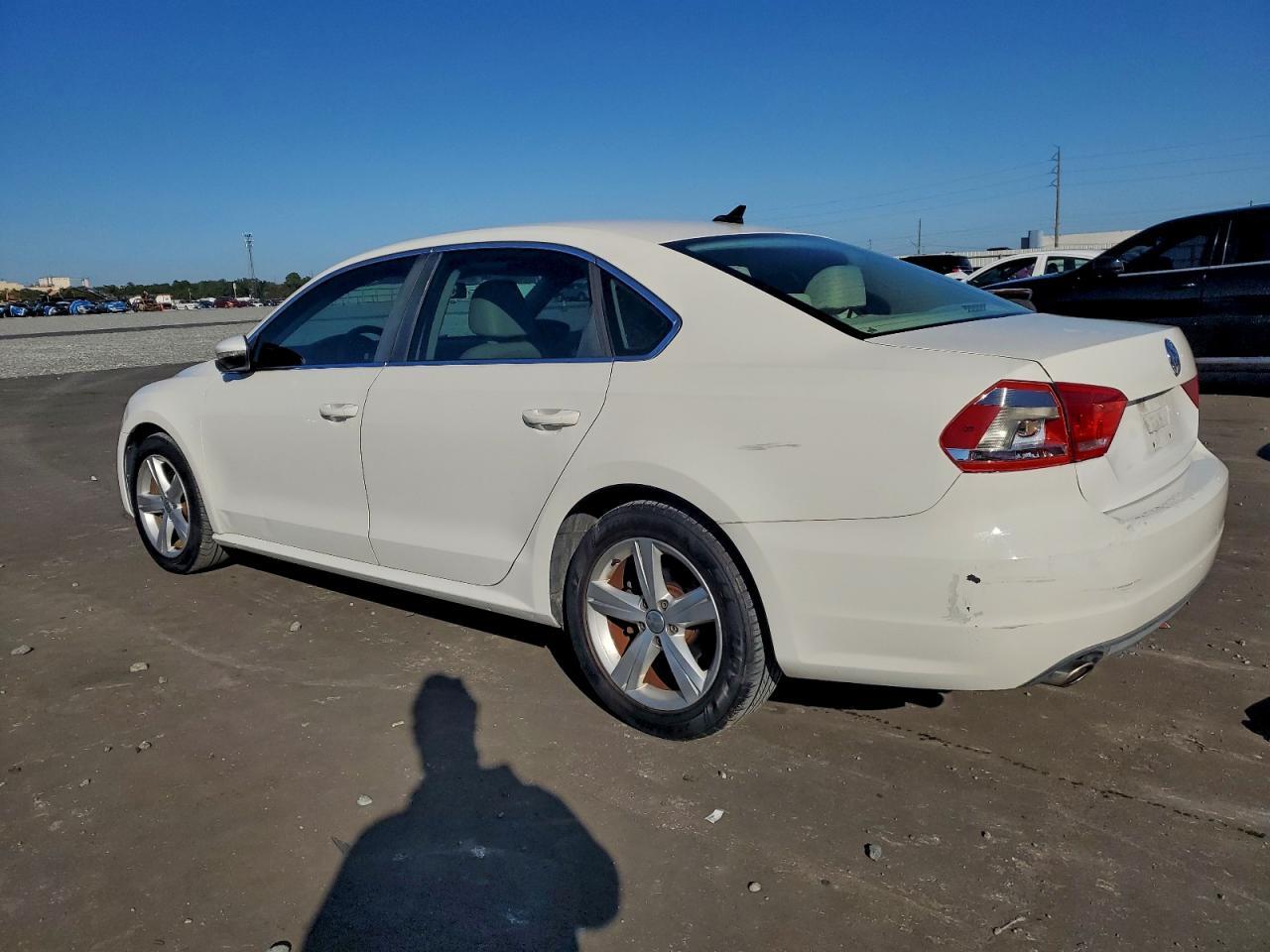 2012 VOLKSWAGEN Passat
