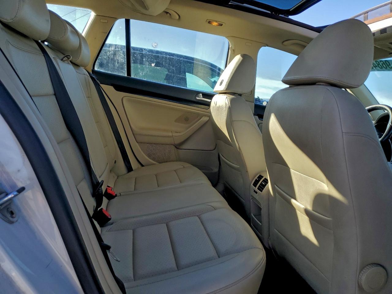 2011 VOLKSWAGEN JETTA