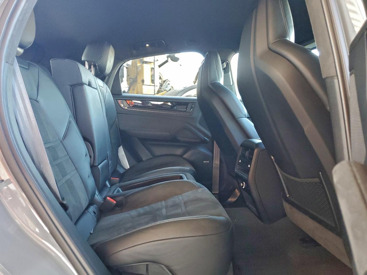 2025 PORSCHE CAYENNE