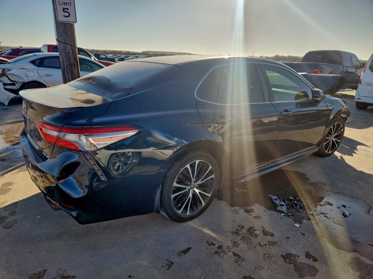 2018 TOYOTA CAMRY