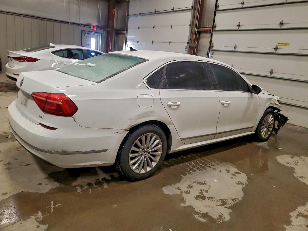 2016 VOLKSWAGEN Passat