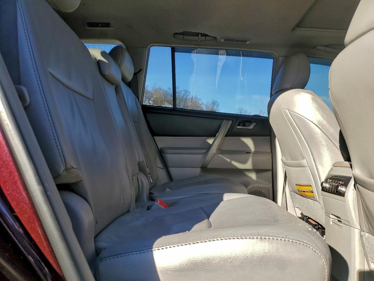 2011 TOYOTA HIGHLANDER